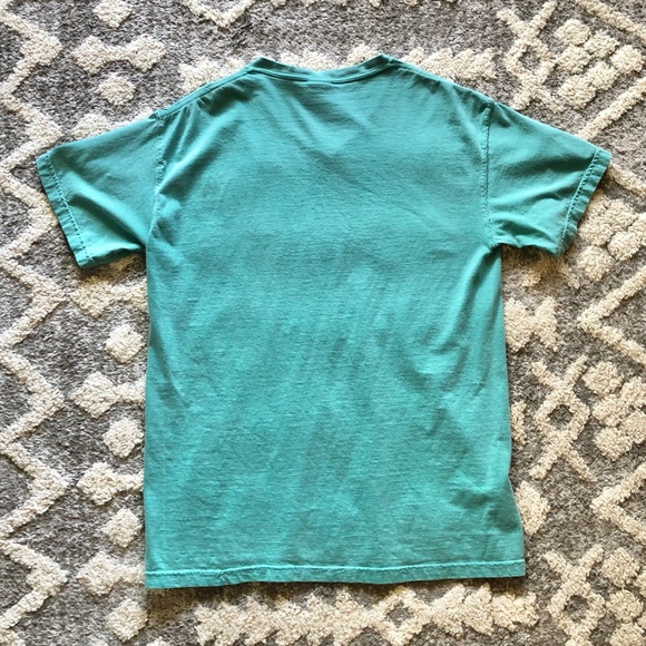 Comfort colors medium v neck short sleeved t shirt with Lily Pulitzer stitching - Picture 3 of 4